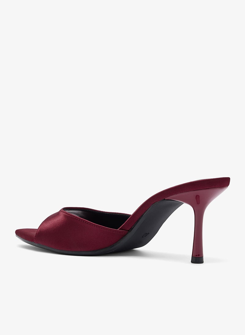 ايلا ليمتد اديشن صنادل بكعب قطة من الساتان - Image 3